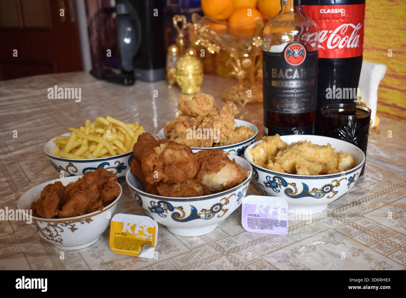 Coca-Cola, rum scuro Bacardi e pasto KFC con pollo, patatine fritte e salse Foto Stock