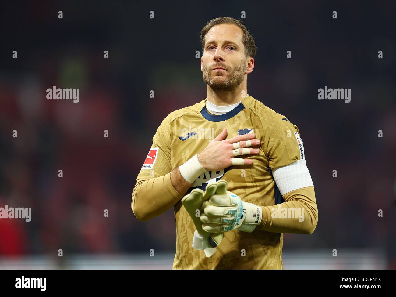 21 novembre 2025, Bundesliga [Bundesliga], 1. FSV FSV Mainz 05 - TSG 1899 Hoffenheim, emonline, emspor, da sinistra, portiere Oliver Baumann (TSG 1899 Hoffenheim) viene celebrato dai tifosi [tifosi] dopo la sua 500a partita competitiva DFL Foto Stock