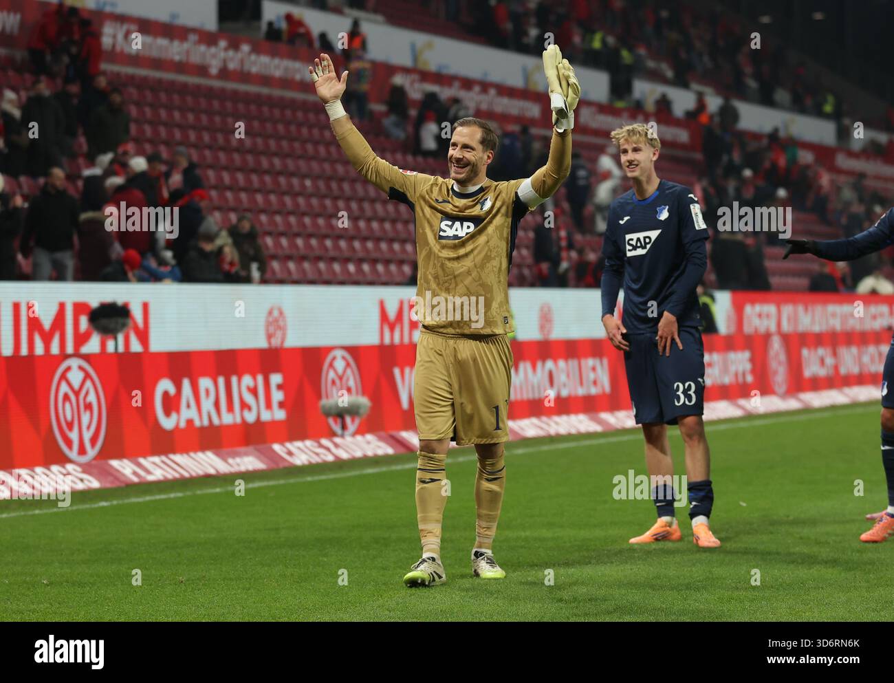 21 novembre 2025, Bundesliga [Bundesliga], 1. FSV FSV Mainz 05 - TSG 1899 Hoffenheim, emonline, emspor, da sinistra, il portiere Oliver Baumann (TSG 1899 Hoffenheim) viene celebrato dai tifosi [tifosi] dopo la sua 500a partita competitiva DFL/DFB REGULATI Foto Stock