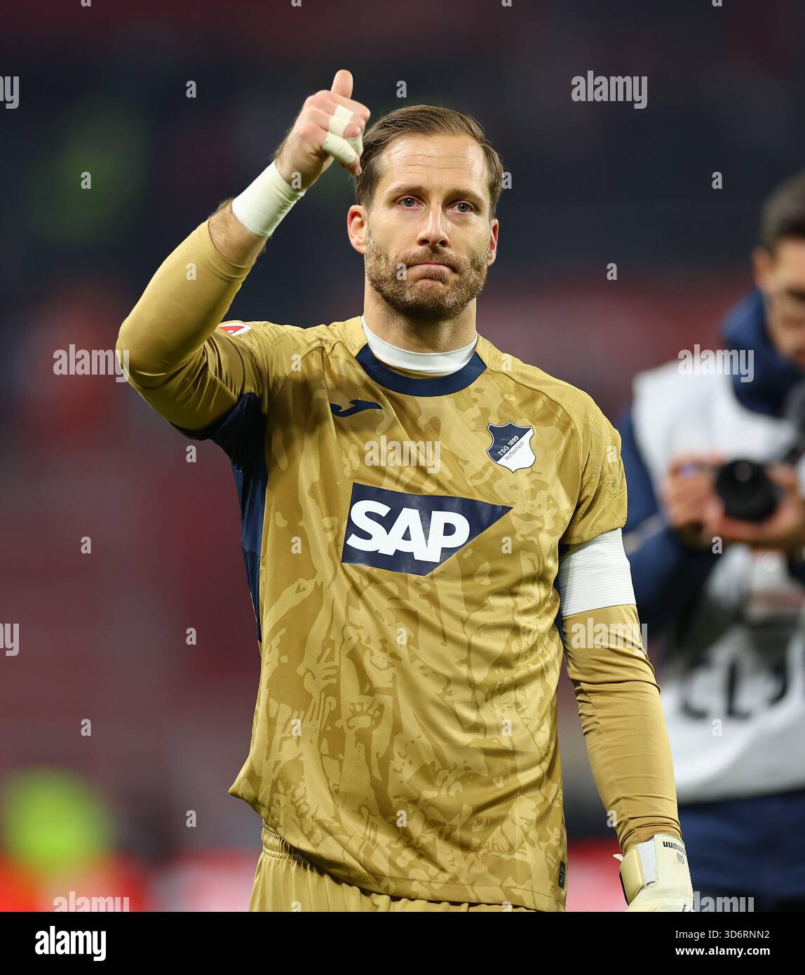 21 novembre 2025, Bundesliga di calcio [Bundesliga], FSV Mainz 05 - TSG 1899 Hoffenheim, emonline, emspor, da sinistra, portiere [portiere] Oliver Baumann (TSG 1899 Hoffenheim) viene celebrato dai tifosi [tifosi] dopo la sua 500a partita competitiva Foto Stock
