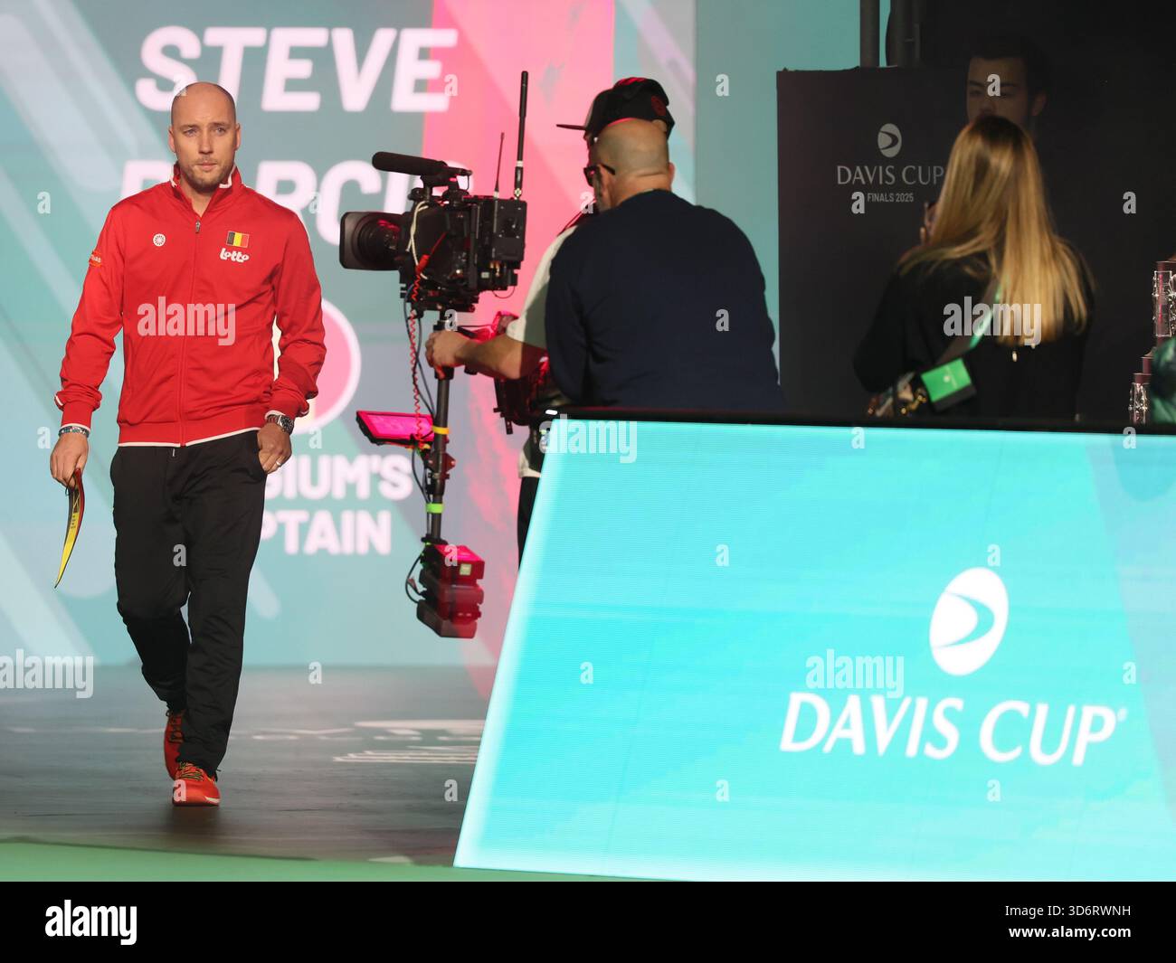 Bologna, Italia. 21 novembre 2025. Il capitano belga Steve Darcis nella foto prima dell'inizio delle semifinali di Coppa Davis tra Belgio e Italia, a Bologna, Italia, venerdì 21 novembre 2025. Le prime otto finali della Coppa Davis si svolgono a Bologna dal 18 al 23 novembre. BELGA PHOTO BENOIT DOPPAGNE credito: Belga News Agency/Alamy Live News Foto Stock