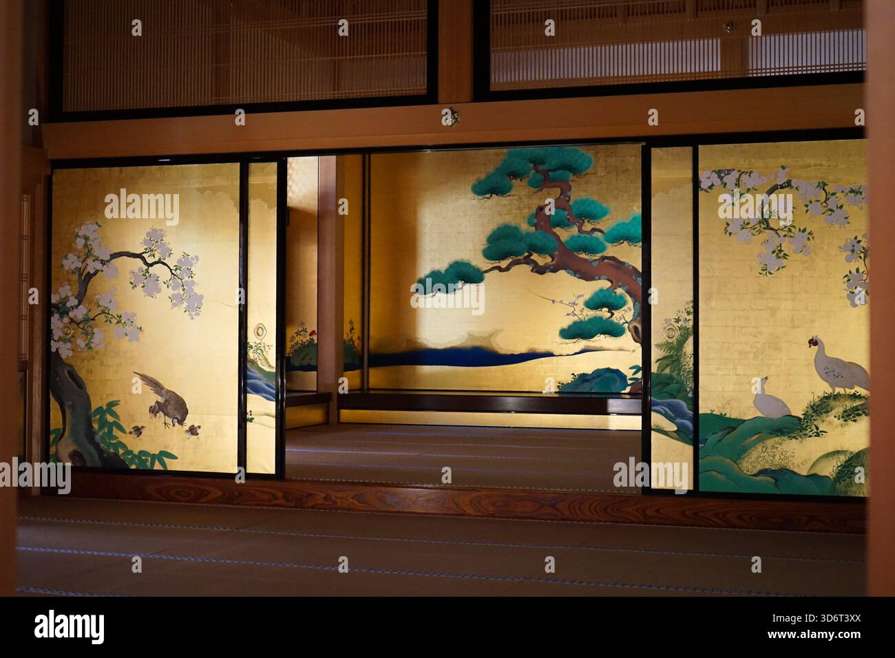 Uccelli d'oro e alberi bonsai dipinti su porte aperte all'interno del Palazzo Honmaru nel complesso del Castello di Nagoya a Nagoya, in Giappone Foto Stock