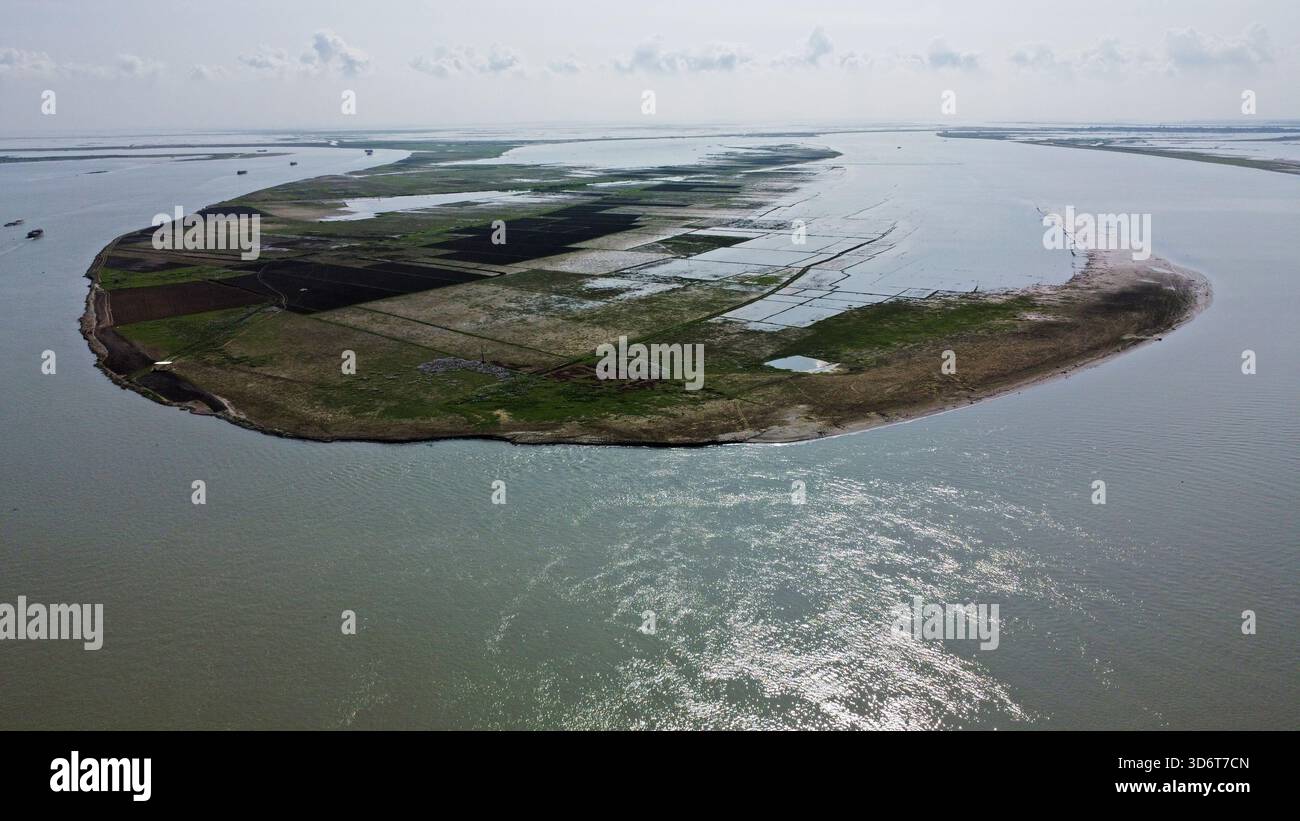 Il Bangladesh deve affrontare inondazioni e danni alle colture dovuti all'improvviso afflusso di acqua dall'India, che colpisce le comunità fluviali e le terre agricole.Bangladesh Foto Stock