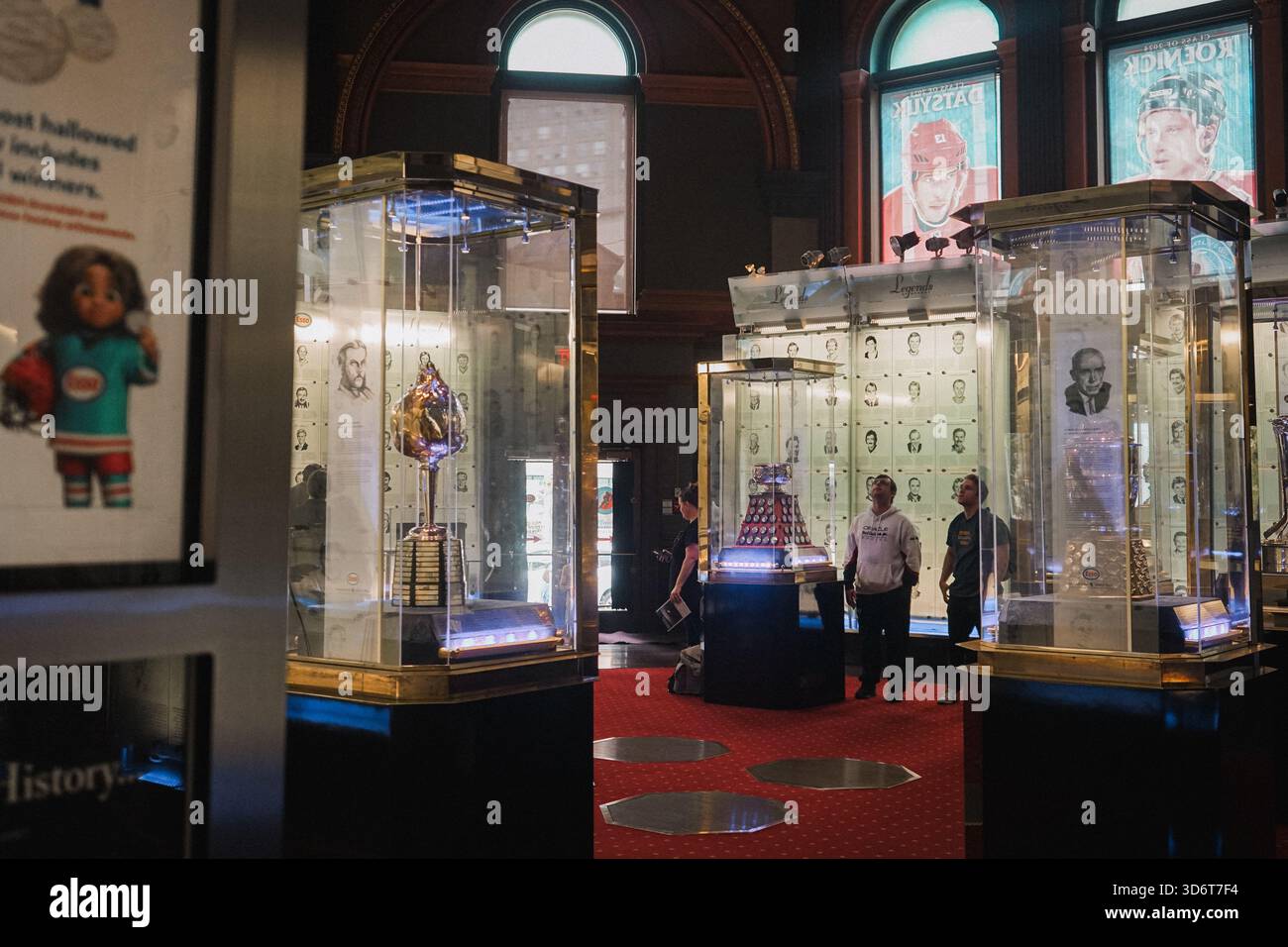 I turisti guardano le mostre di trofei accanto a un'area fotografica ricordo con la Stanley Cup all'interno della Hockey Hall of Fame di Toronto, Ontario, Canada Foto Stock
