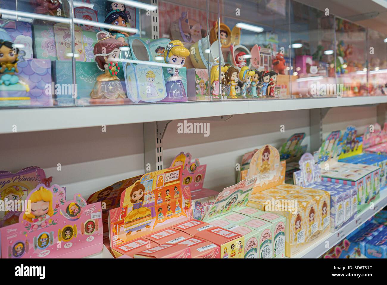 Vista ravvicinata delle scatole cieche a tema principessa Disney e delle esposizioni su uno scaffale in un negozio Miniso nel quartiere dello shopping di Red Road a Seoul, Corea del Sud Foto Stock