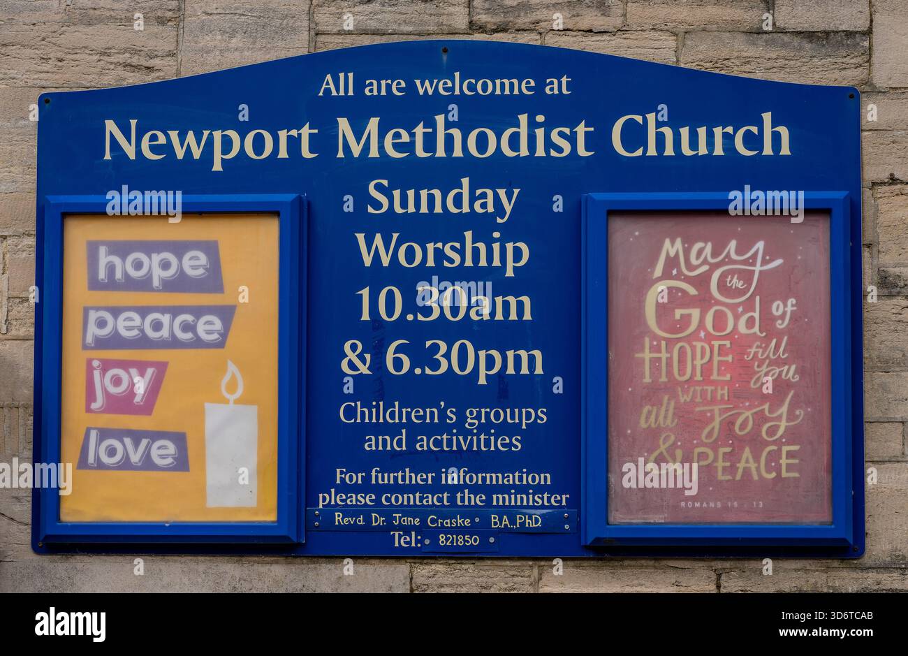 Grande cartello o cartellone fuori dalla chiesa metodista di Newport sull'isola di wight, Regno Unito, che fornisce dettagli e orari delle funzioni religiose e degli eventi. Foto Stock