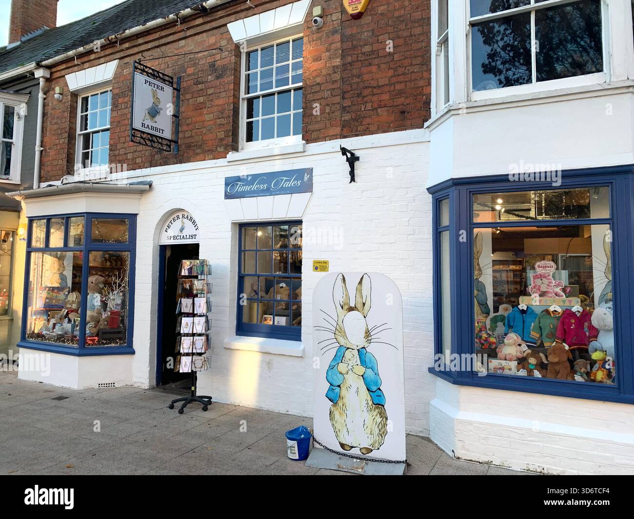 Stratford Upon Avon, negozi, centro poeta shakespeariano, gente, negozi all'aperto, persone che camminano a piedi, storia, cartelli storici Foto Stock