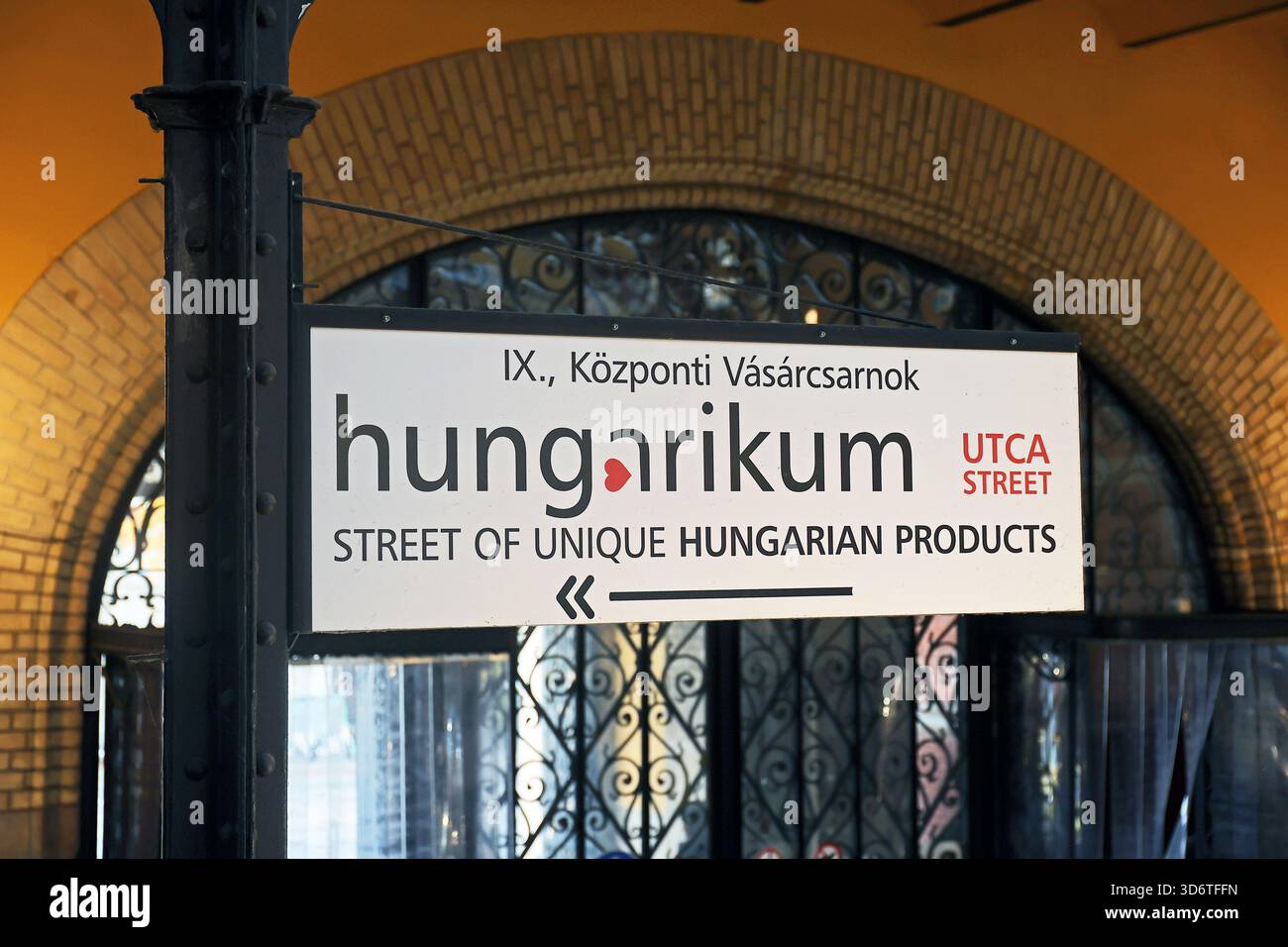 Segno della strada dei prodotti ungheresi (via Hungarikum) presso il mercato coperto più grande e antico di Budapest, il grande mercato coperto Foto Stock