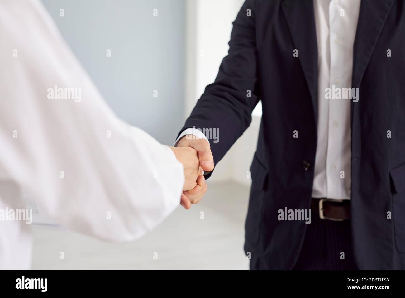 Stretta di mano di un uomo d'affari e di una donna d'affari, primo piano Foto Stock