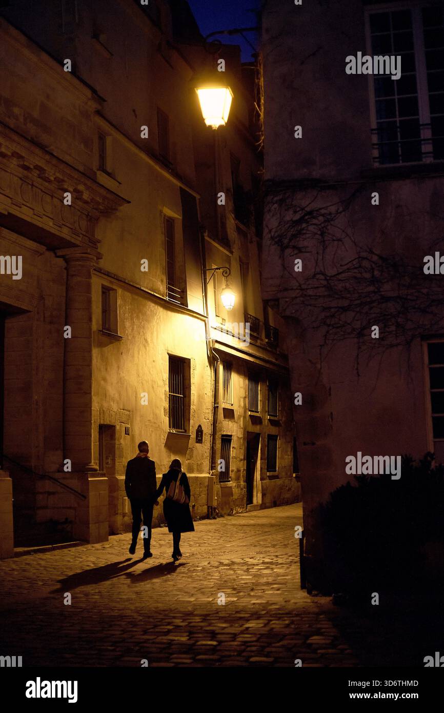 Passeggiata serale vicino alla chiesa di Saint-Gervais-Saint-Protais nel 4° arrondissement di Parigi, Parigi, Francia Foto Stock
