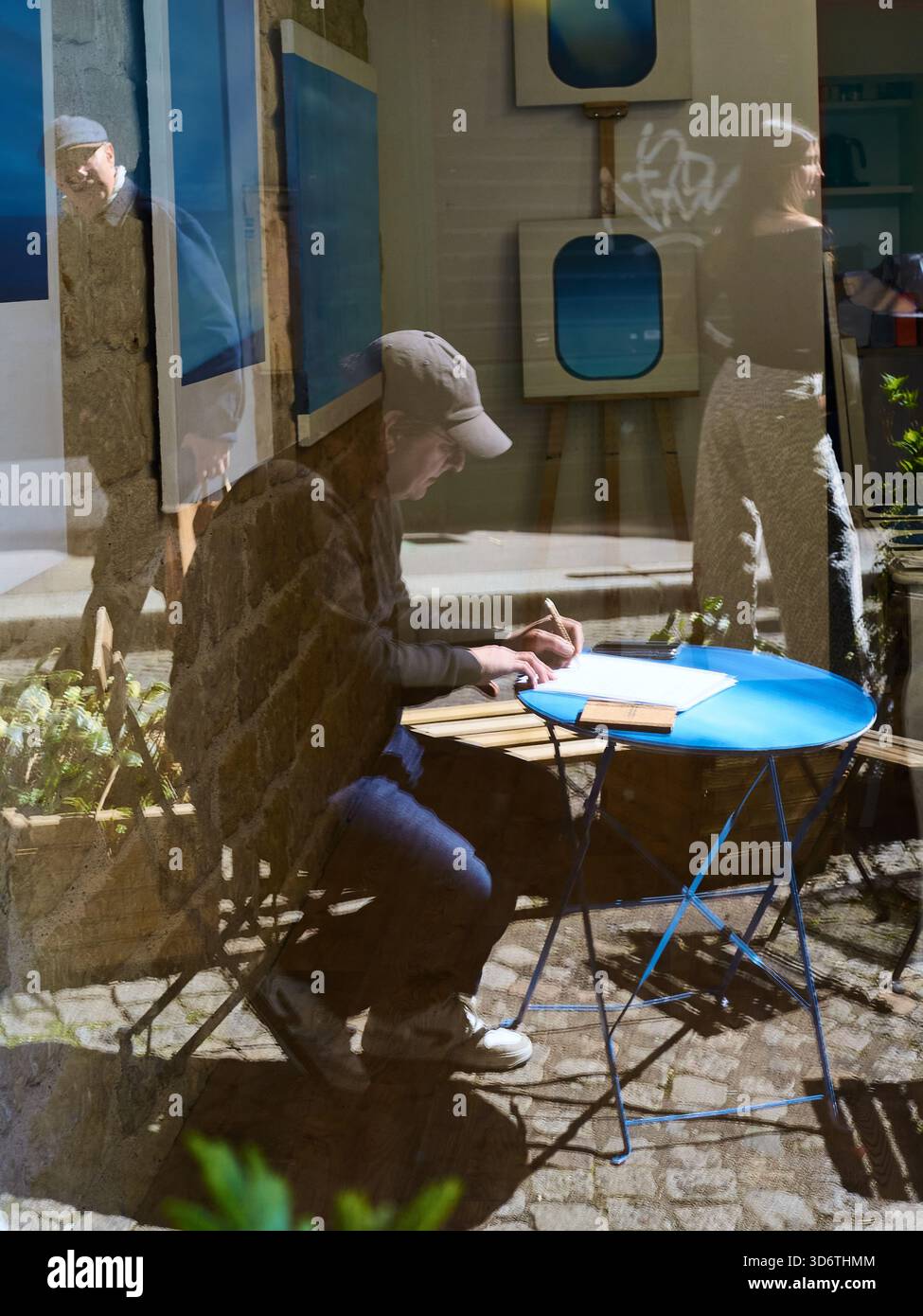 Riflesso di un artista a Montmartre vicino a una galleria d'arte in rue Androuet, Parigi, Francia Foto Stock