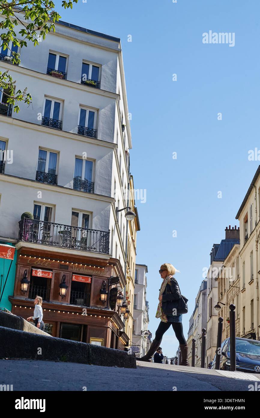 Donna che cammina a Montmartre, Parigi, in una giornata di sole, Parigi, Francia Foto Stock