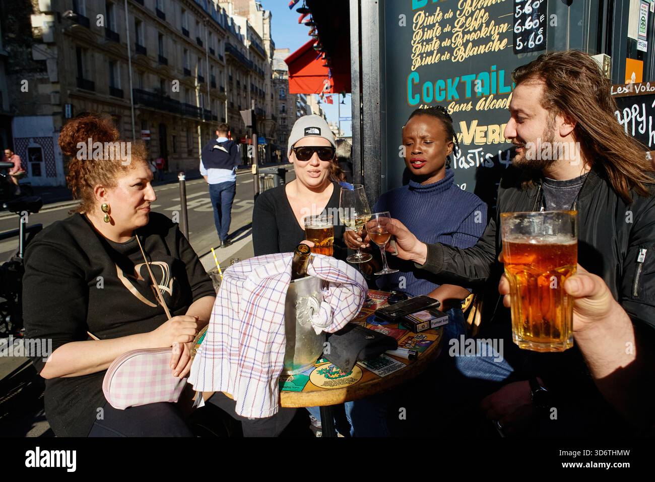 Persone che si godono un drink in una terrazza del caffè nel 15° arrondissement di Parigi in una giornata di sole, Parigi, Francia Foto Stock