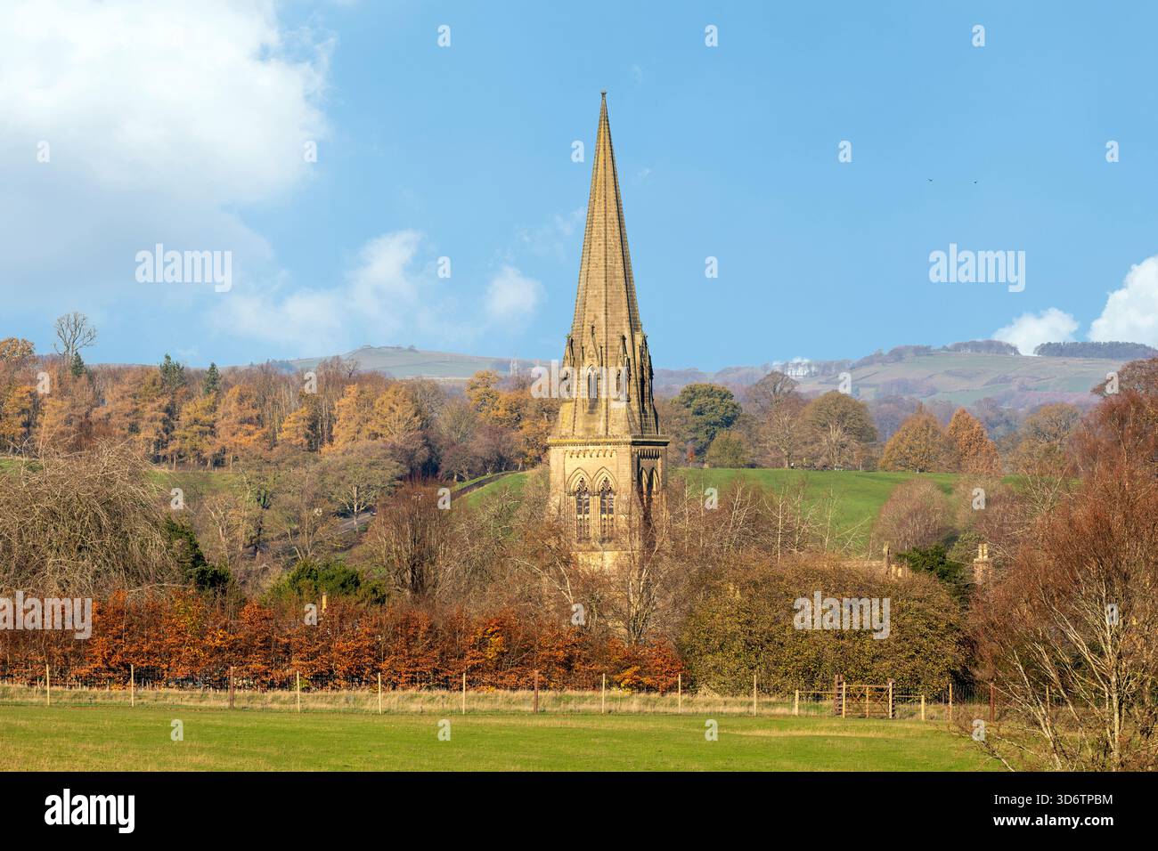 La chiesa parrocchiale del Derbyshire Peak District di St Peters nel villaggio di Edensor, residenza del duca e della duchessa del Devonshire Foto Stock