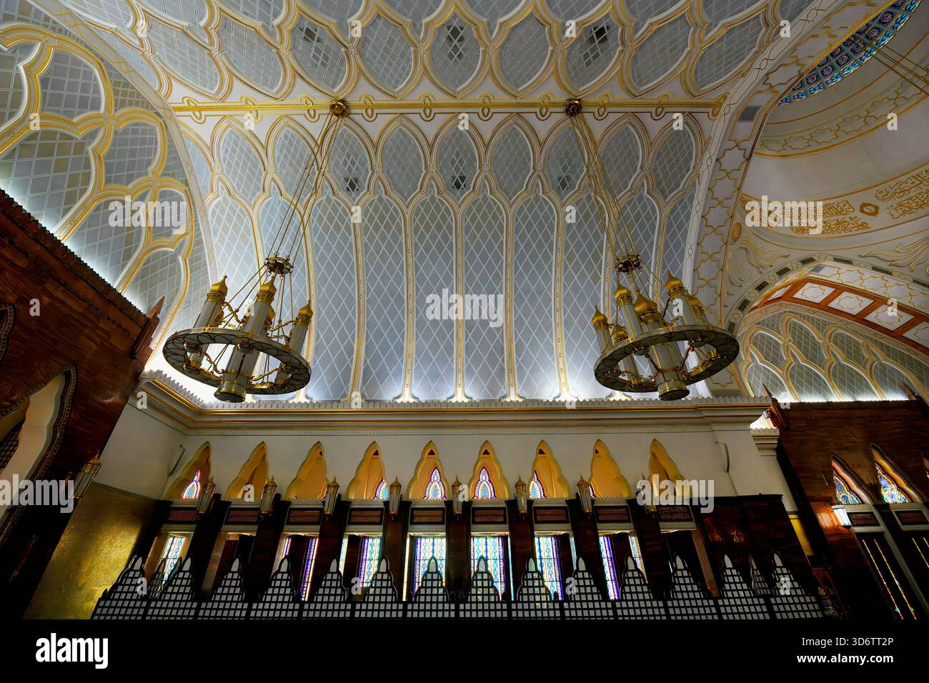 Moschea Masjid Omar Ali Saifuddien, sala di preghiera con soffitto decorato e cupola, Bandar seri Begawan, Brunei Foto Stock