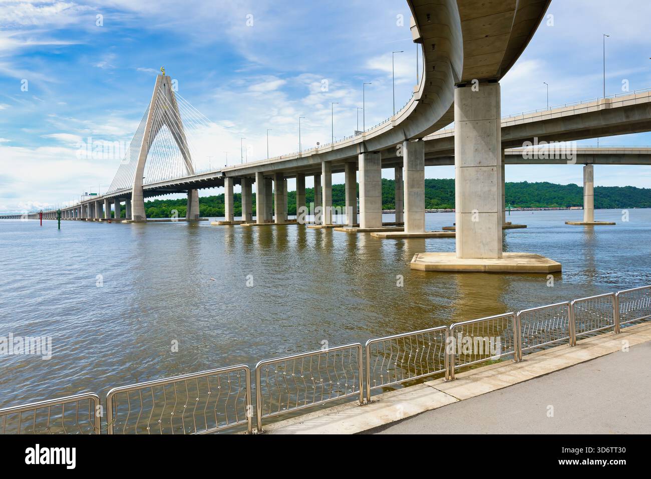 30 km dal ponte di Temburong, noto anche come ponte Sultan Haji Omar Ali Saifuddien, Bandar seri Begawan, Brunei Foto Stock