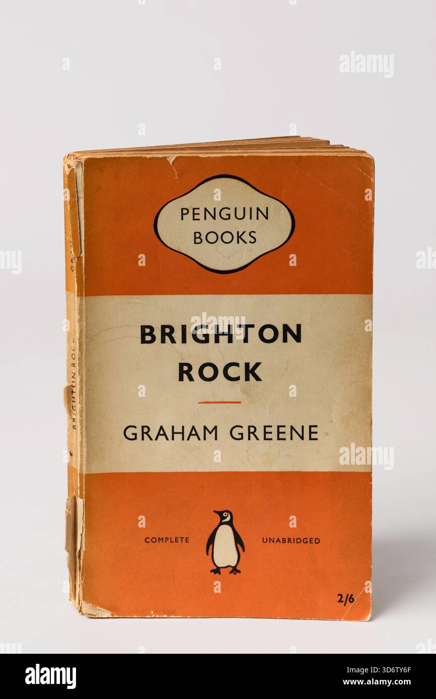 Copertina della vecchia copia cartacea dei pinguini di Brighton Rock di Graham Greene Foto Stock