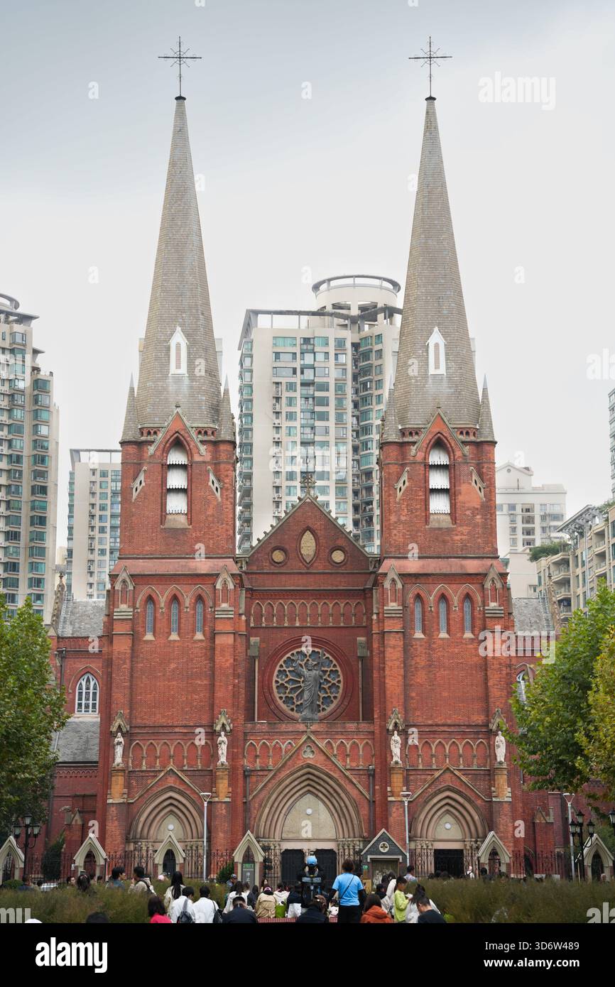 Statua di Gesù Cristo con Croce sulla facciata della Cattedrale di Xujiahui, Shanghai Foto Stock