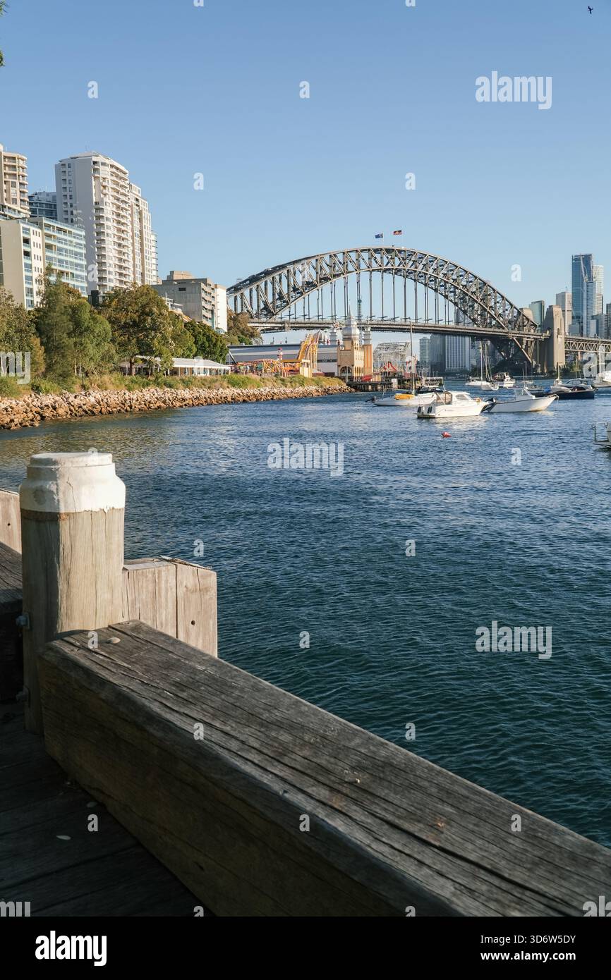 Il Sydney Harbour Bridge, un ponte ad arco in acciaio, collega North Sydney con il quartiere centrale degli affari. Vista da North Sydney, con edifici residenziali Foto Stock