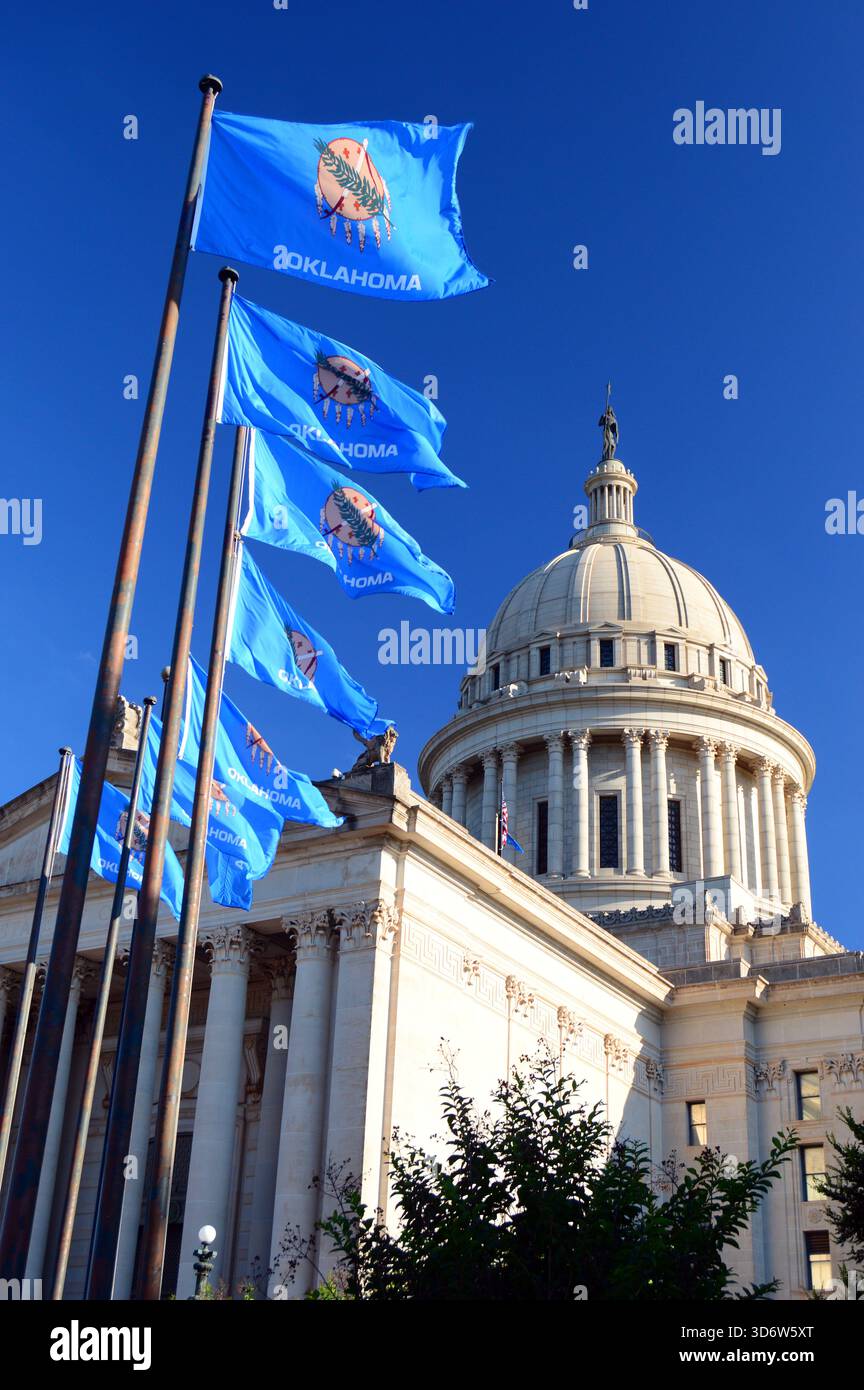 La bandiera dello stato dell'Oklahoma vola all'ingresso e sopra la cupola del Campidoglio di Oklahoma City Foto Stock