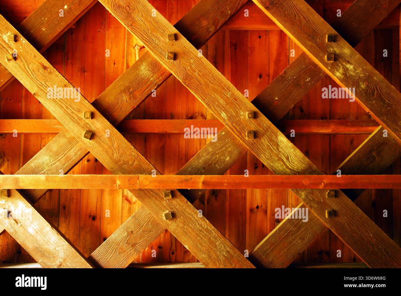 Il modello incrociato del reticolo di legno mostra il sistema di supporti di uno storico ponte coperto Foto Stock