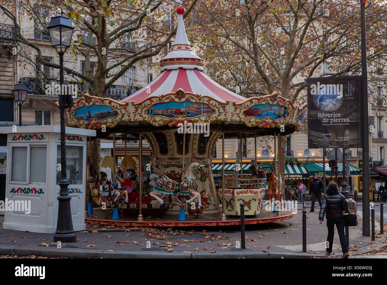 Parigi, Francia, 11.20.2025. Una bella giostra nel 9° arrondissement di Parigi Foto Stock