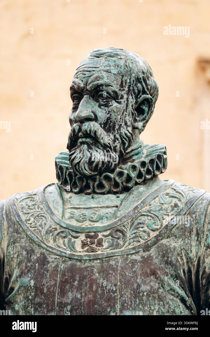 La Valletta, Malta? 10 aprile 2025: Statua di Jean de Valette, Gran Maestro dell'ordine di Malta dal 1557 al 1568, che diede il suo nome alla città di la Valletta Foto Stock