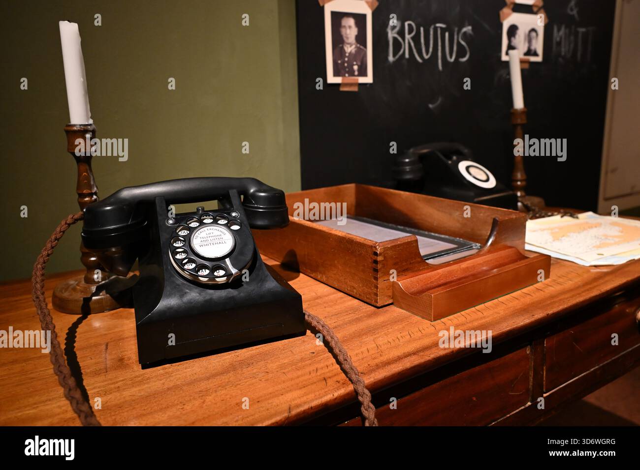 Telefono vintage e scrivania in una ricreazione di un ufficio dell'MI5 in tempo di guerra Foto Stock