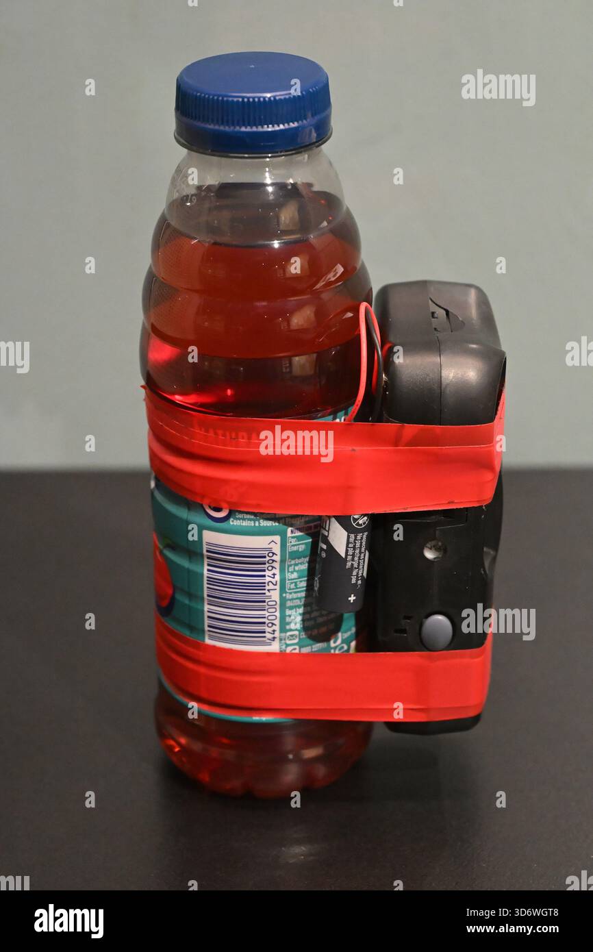 Telecamera istantanea e bottiglia utilizzati per creare una bomba esplosiva liquida, ricreata come prova dal centro dati bomba Foto Stock