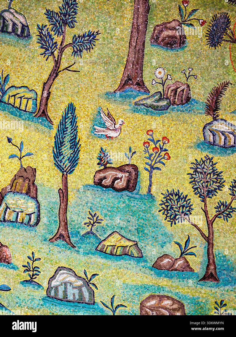 Dettaglio del mosaico abside raffigurante una valle verde e fiorita, con rocce, cespugli, piante e uccelli - Basilica di Sant'Apollinare in Classe - Ravenna, Italia Foto Stock