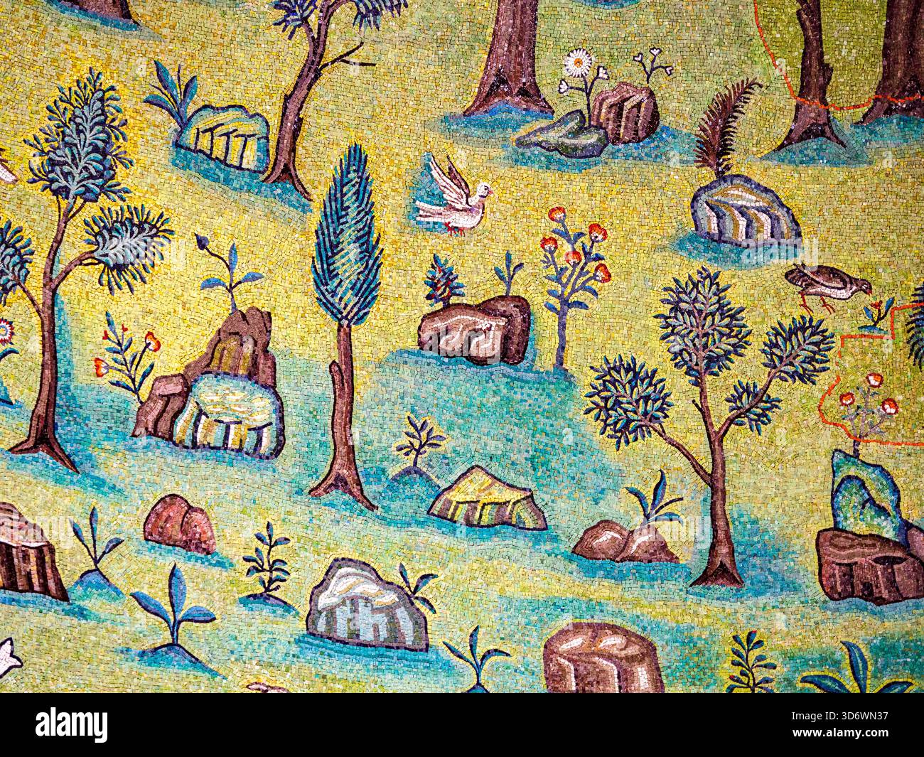 Dettaglio del mosaico abside raffigurante una valle verde e fiorita, con rocce, cespugli, piante e uccelli - Basilica di Sant'Apollinare in Classe - Ravenna, Italia Foto Stock