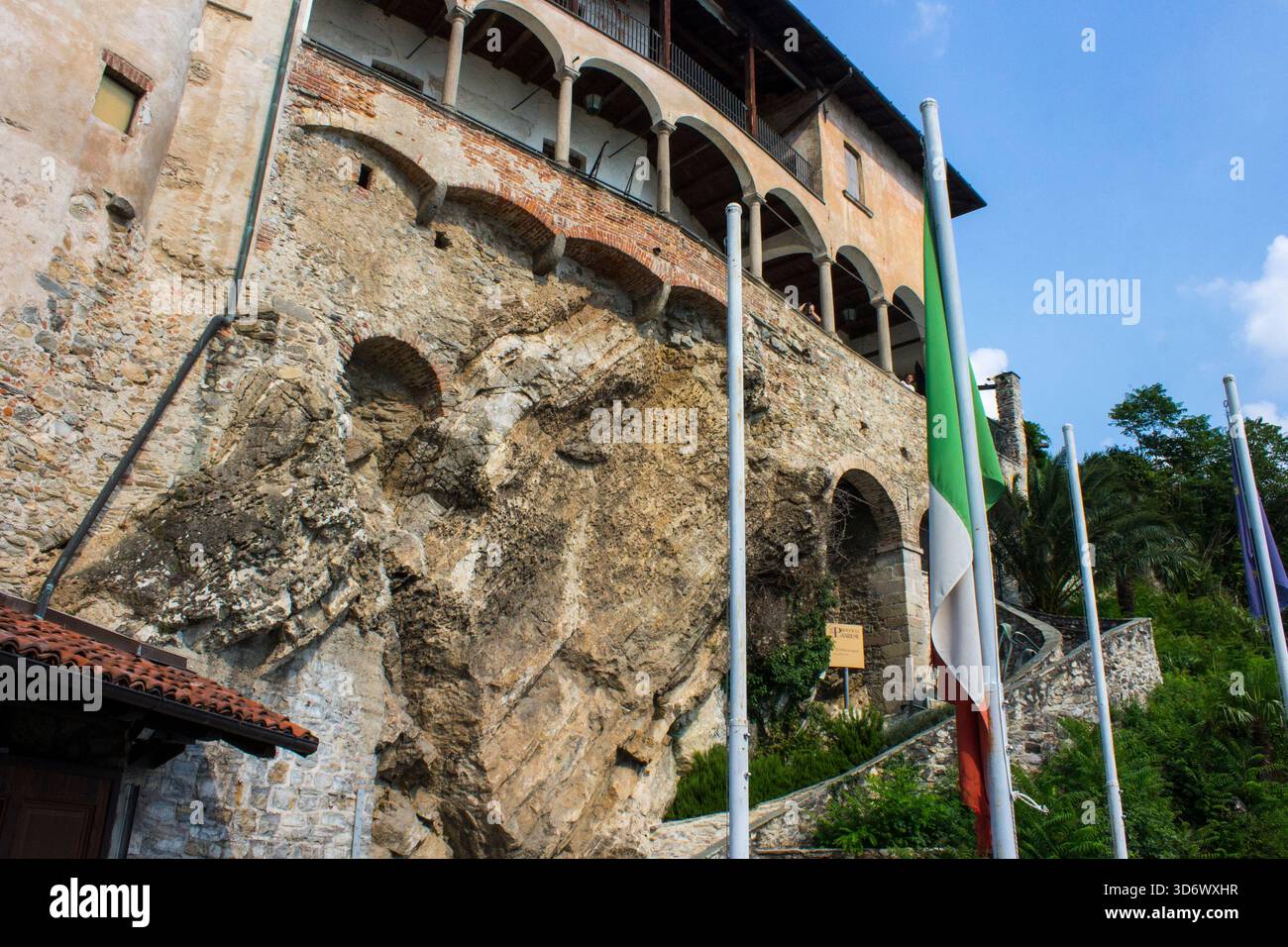 Leggiuno, Italia. L'Eremo di Santa Caterina del Sasso, un monastero cattolico sulla sponda orientale del Lago maggiore Foto Stock