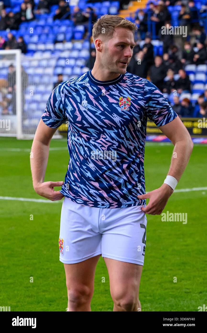 Cameron Norman del Tranmere Rovers FC nel warm up durante la partita Sky Bet League 2 tra i Tranmere Rovers e gli MK Dons a Prenton Park, Birkenhead, sabato 22 novembre 2025. (Foto: Ian Charles | mi News) crediti: MI News & Sport /Alamy Live News Foto Stock