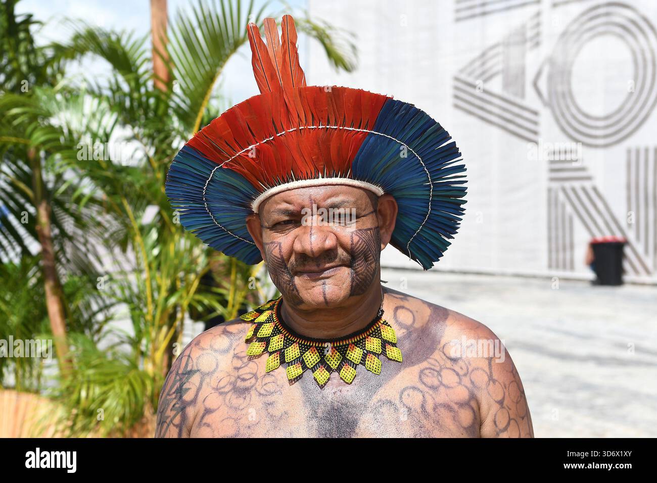 Belém, Brasile, 12 novembre 2025. Indigeno del gruppo etnico Pataxó, del Bahia meridionale. Foto Stock