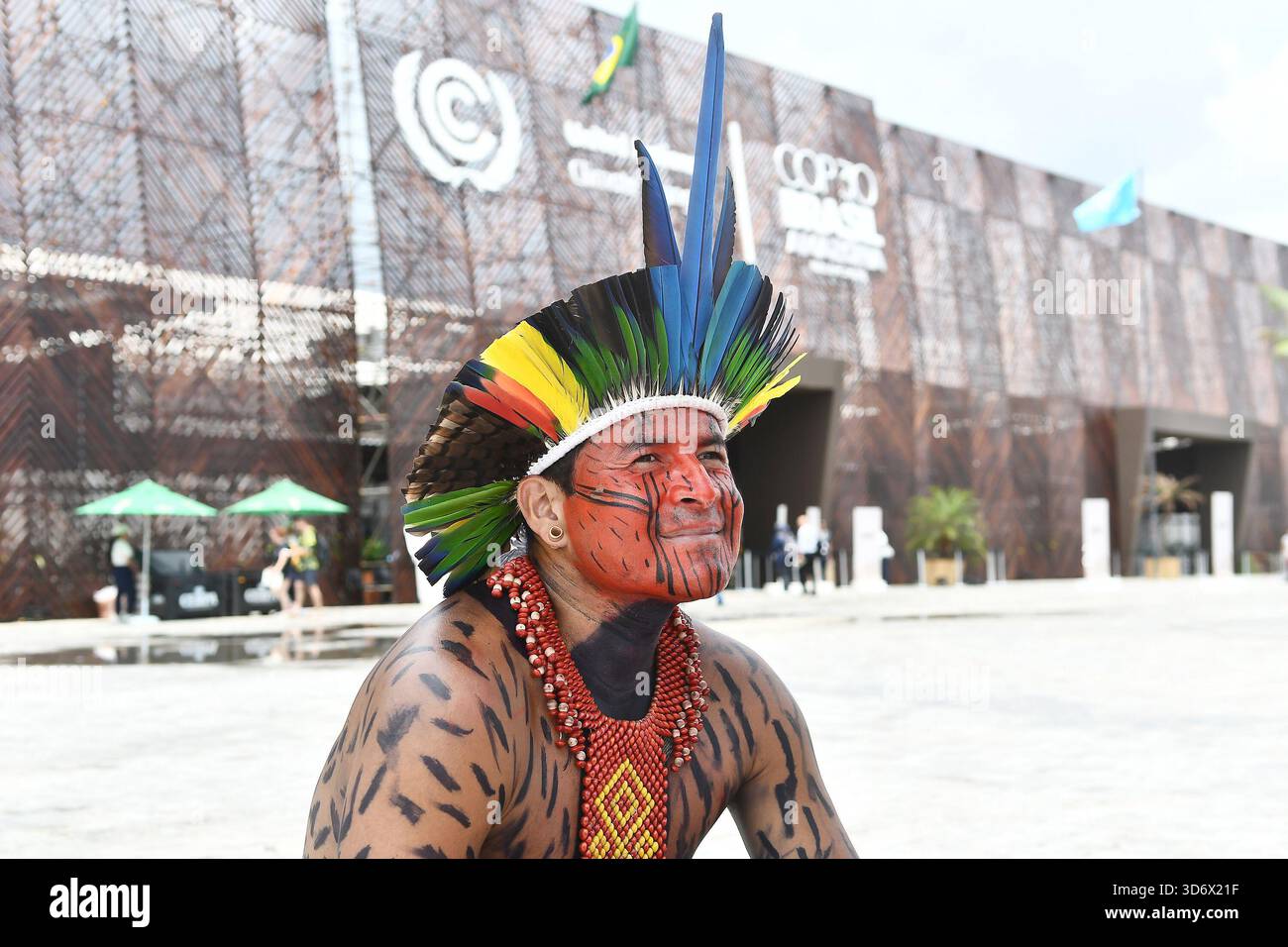 Belém, Brasile, 12 novembre 2025. Indigeno del gruppo etnico Pataxó, del Bahia meridionale. Foto Stock