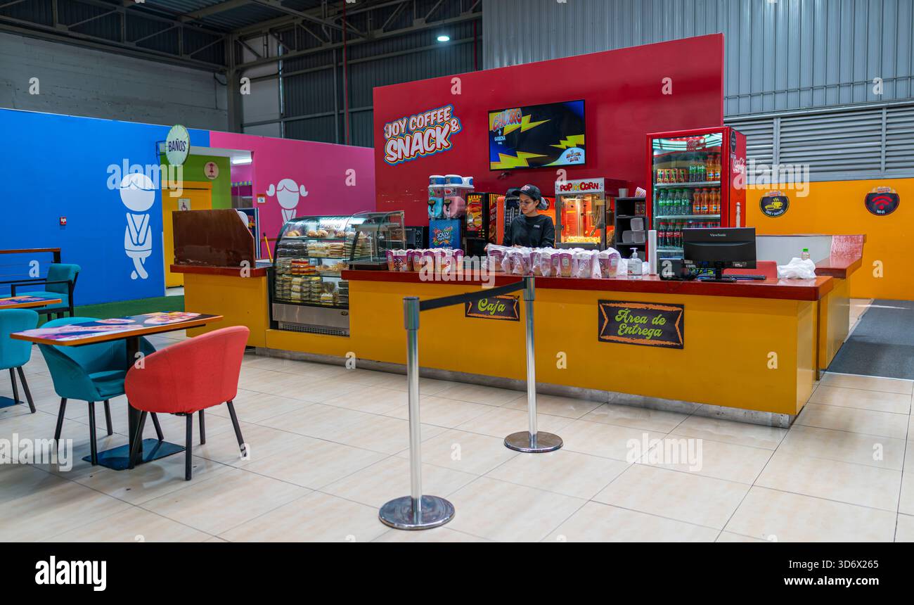 Snack bar al coperto con documentari, banco caffè, pasticceria, macchina per popcorn, area salotto e luminoso ambiente ricreativo. Foto Stock