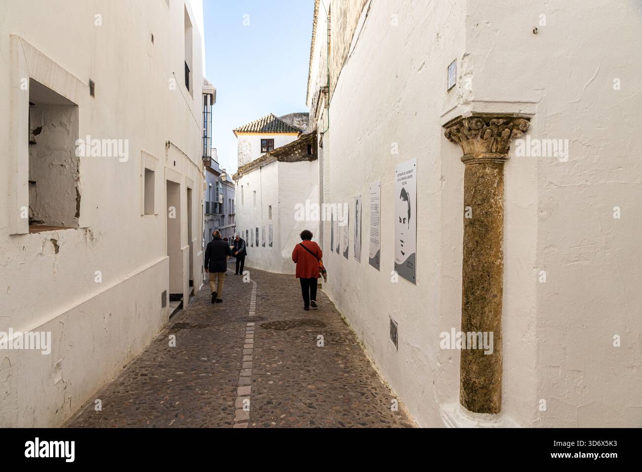 Arcos de la Frontera, Spagna. Una delle strade del centro storico, con una colonna romana e capitale in un angolo Foto Stock