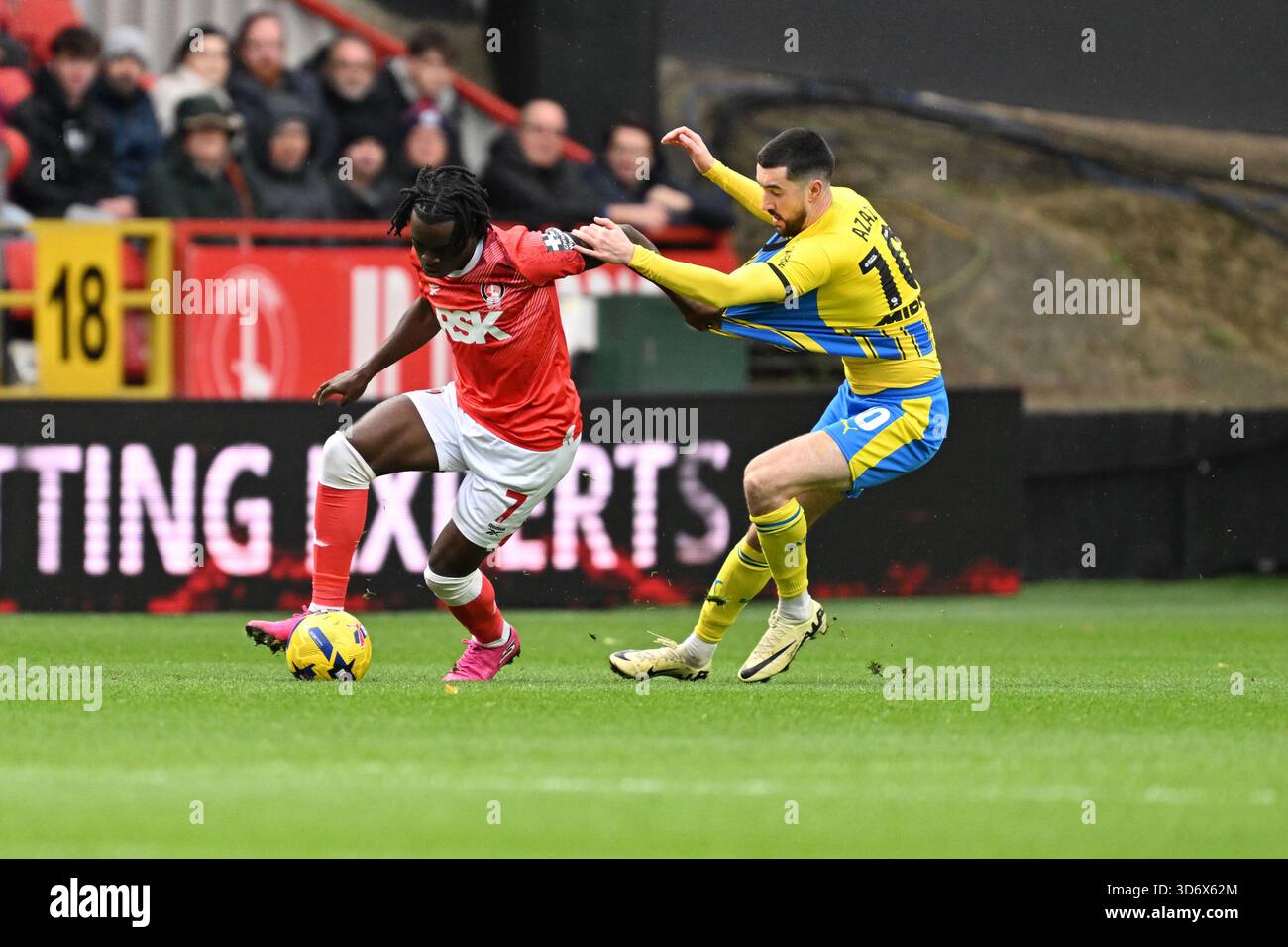 Londra, Inghilterra, 22 novembre 2025: Tyreece Campbell di Charlton Athletic tiene fuori Finn Azaz di Southampton durante la partita del campionato EFL tra Charlton Athletic e Southampton alla Valley, Londra crediti: Keith Gillard/Alamy Live News Foto Stock