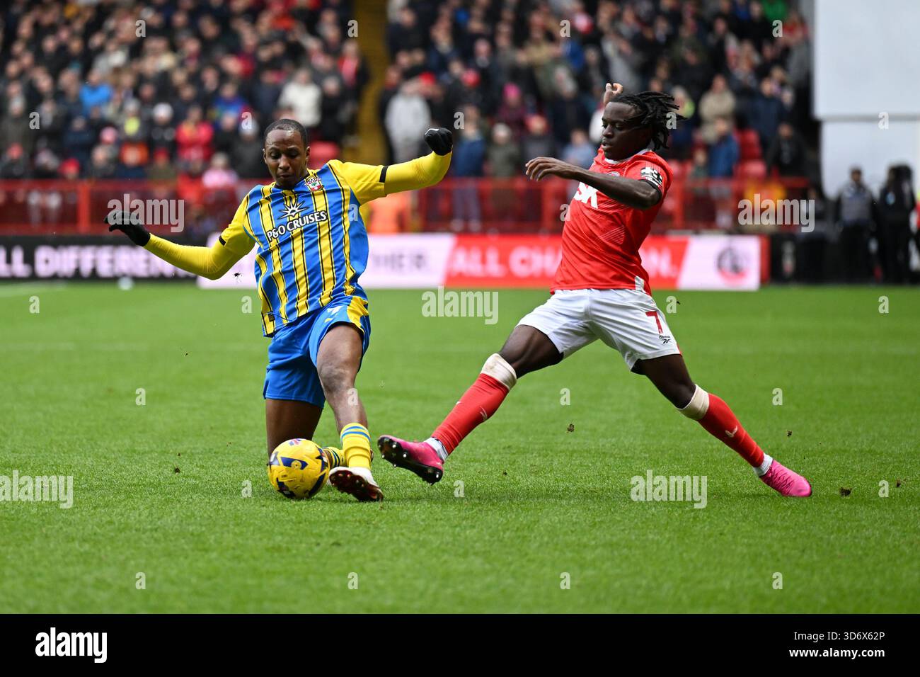 Londra, Inghilterra, 22 novembre 2025: Joe Aribo di Southampton arriva al ballo davanti a Tyreece Campbell del Charlton Athletic durante la partita del Campionato EFL tra Charlton Athletic e Southampton alla Valley, Londra Credit: Keith Gillard/Alamy Live News Foto Stock