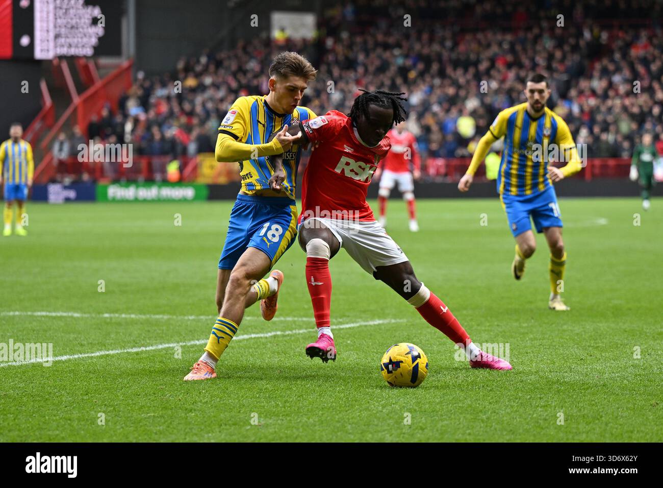 Londra, Inghilterra, 22 novembre 2025: Tyreece Campbell di Charlton Athletic e Tom Fellows di Southampton si battono per il pallone durante il match del Campionato EFL tra Charlton Athletic e Southampton alla Valley, Londra Credit: Keith Gillard/Alamy Live News Foto Stock