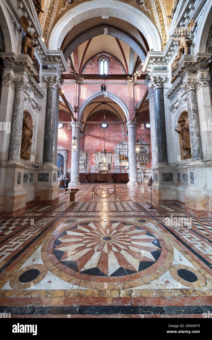 Pavimento in marmo a motivi geometrici nella Basilica dei Santi Giovanni e Paolo (Basilica dei Santi Giovanni e Paolo, San Zanipolo) interno a Venezia, Italia. Foto Stock