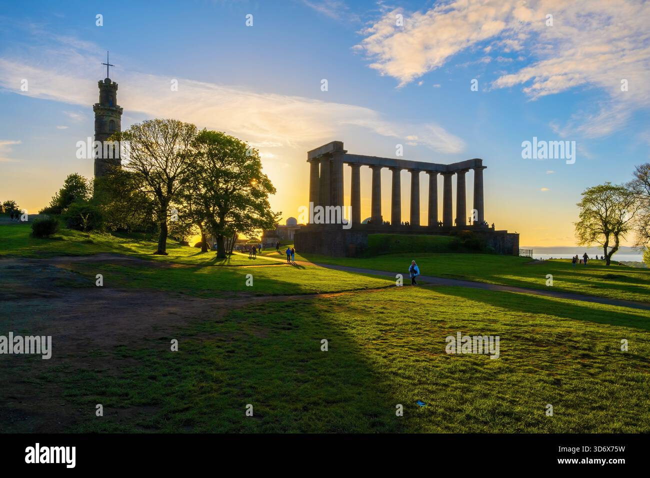 National Monument of Scotland e Nelson Monument al tramonto sulla Calton Hill nella città di Edimburgo, Scozia, Regno Unito. Foto Stock