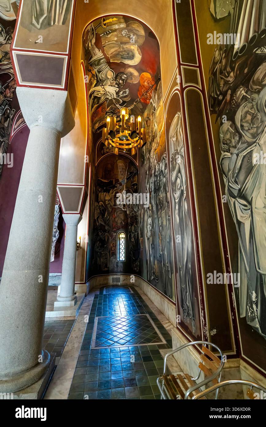 Una vivida vista interna della Cattedrale Patriarcale della Sacra Ascensione di Dio, situata in cima al colle degli Zarevets a Veliko Tarnovo, Bulgaria. Foto Stock