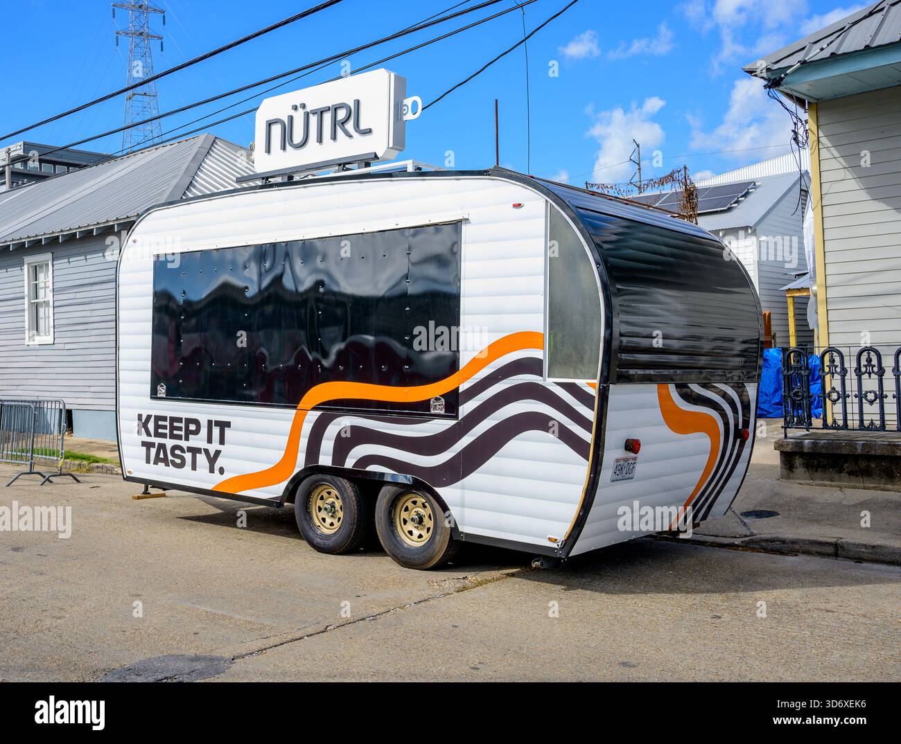New Orleans, LOUISIANA, Stati Uniti d'America - 11 novembre 2025: Vista laterale angolata del trailer delle bevande di NÜTRL parcheggiato in strada per l'Oak Street Poboy Festival gratuito e aperto Foto Stock