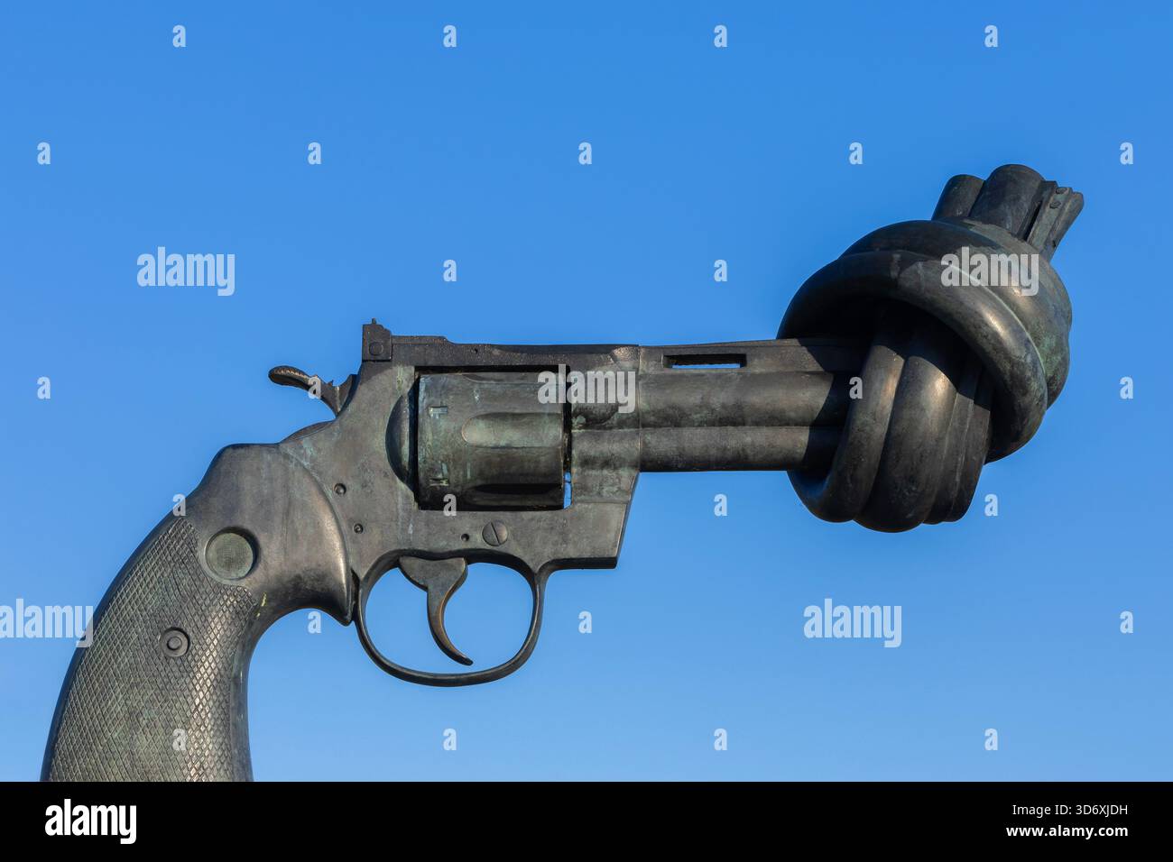 La non violenza, nota anche come la pistola annodata, una scultura in bronzo dell'artista svedese Carl Fredrik Reutersward al Caen Memorial di Caen, in Francia Foto Stock