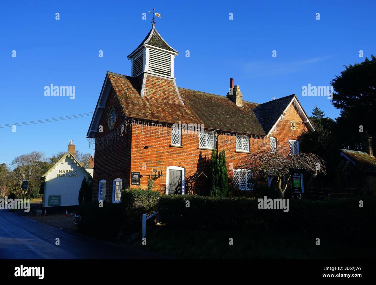 The Clock House - ex ufficio postale e negozi del villaggio a Old Warden Foto Stock