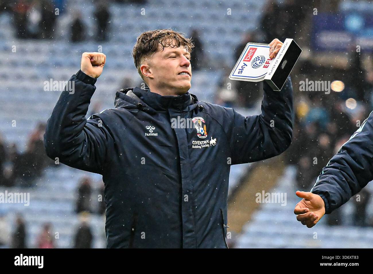 Victor Torp (29 Coventry City) con il premio Player of the Match durante la partita del Campionato Sky Bet tra Coventry City e West Bromwich Albion alla Coventry Building Society Arena, Coventry, sabato 22 novembre 2025. (Foto: Kevin Hodgson | mi News) crediti: MI News & Sport /Alamy Live News Foto Stock