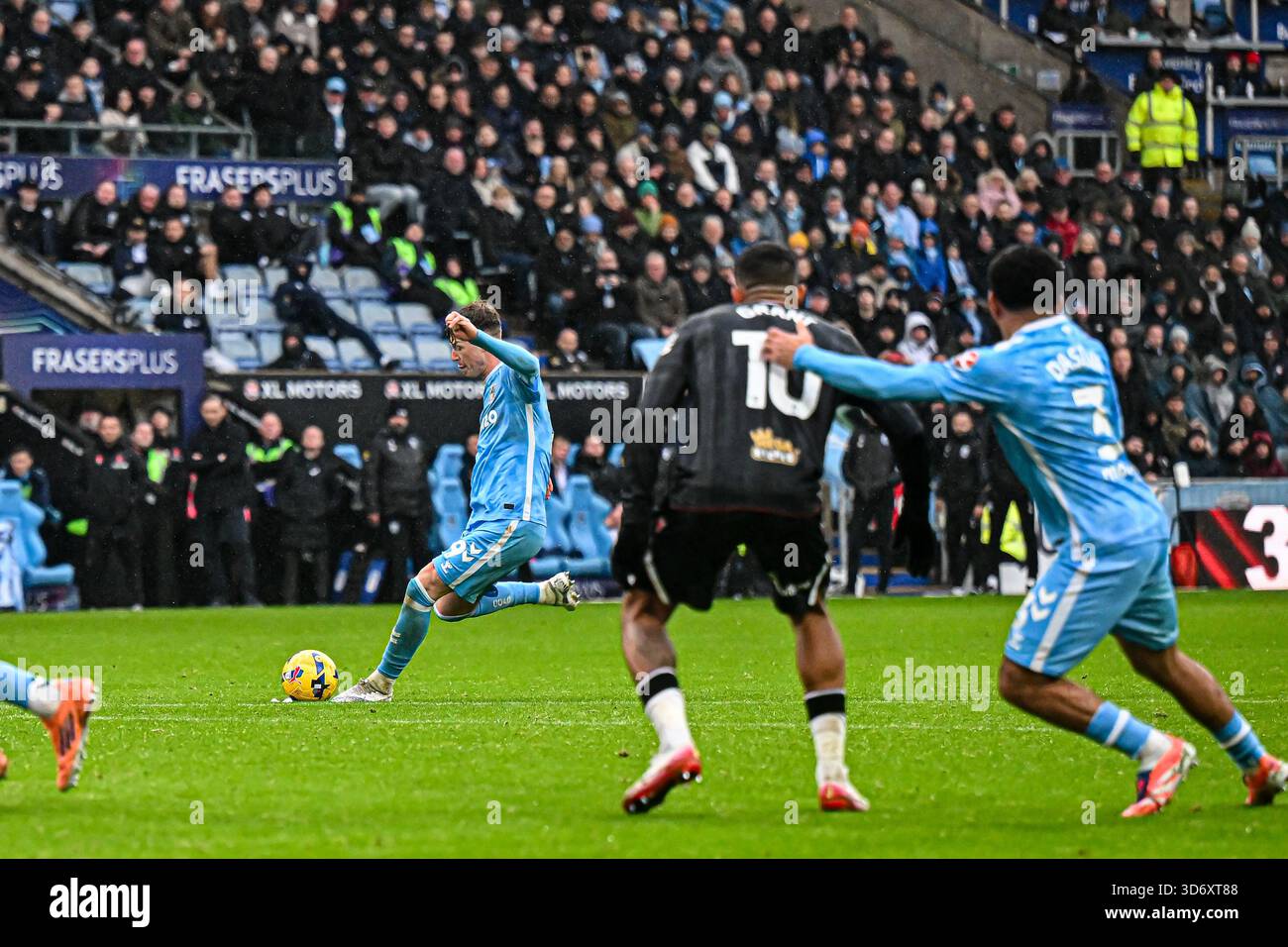 Victor Torp (29 Coventry City) spara durante la partita di Sky Bet Championship tra Coventry City e West Bromwich Albion alla Coventry Building Society Arena, Coventry, sabato 22 novembre 2025. (Foto: Kevin Hodgson | mi News) crediti: MI News & Sport /Alamy Live News Foto Stock