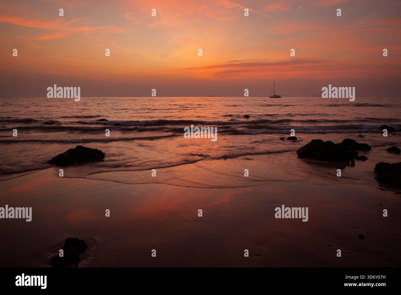 Splendido paesaggio di mare, spiaggia e cielo colorato durante il tramonto a Long Beach (Phra Ae Beach) a Koh Lanta, Thailandia. Foto Stock