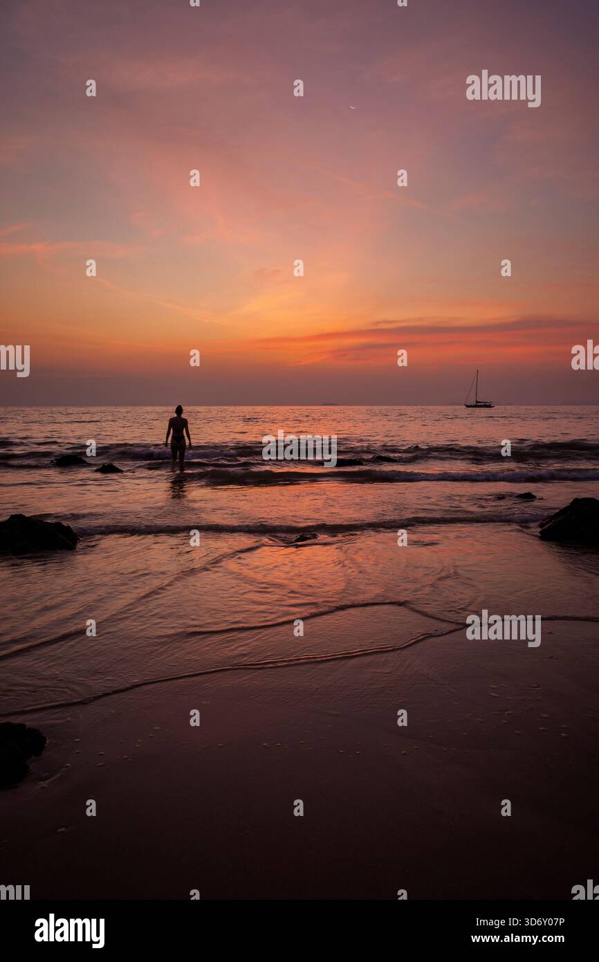 Bellissimo paesaggio di una persona a Long Beach (Phra Ae Beach) a Koh Lanta, Thailandia, al tramonto. Foto Stock